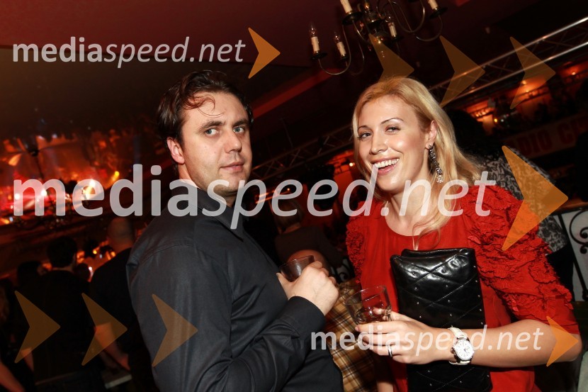 	Kristjan Gajšek, direktor podjetja Meteorit in njegova življenjska sopotnica Janja Sodja, nekdanja televizijska voditeljicaTradicionalni božični koncert Prljavo kazalište