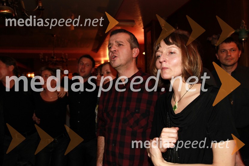 Uroš Skuhala, direktor časnika Večer in soproga Sabina ŽajaTradicionalni božični koncert Prljavo kazalište