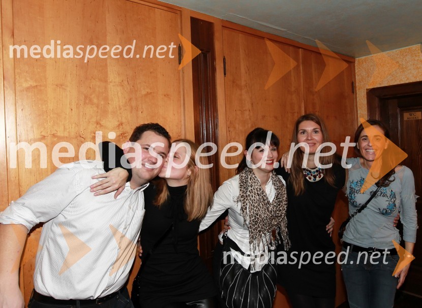 Damijan Koletnik, nekdanji direktor Dravskih elektrarn Maribor in njegova žena Sandra Koletnik, ..., Petra Pečnik in Metka ŠujicaTradicionalni božični koncert Prljavo kazalište