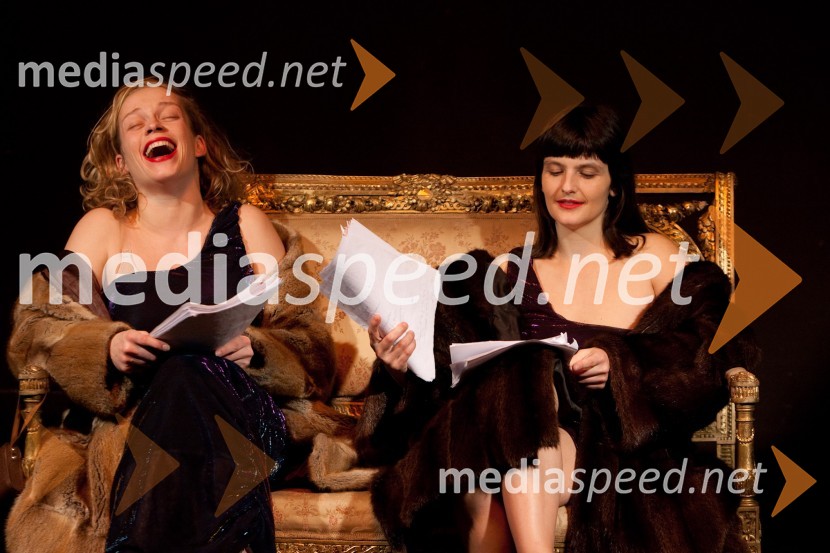 Leja Jurišić in Teja Reba, igralkiZofa, premiera v Mini teatru