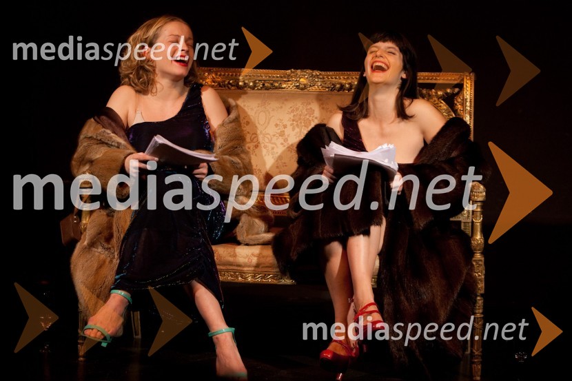 Leja Jurišić in Teja Reba, igralkiZofa, premiera v Mini teatru