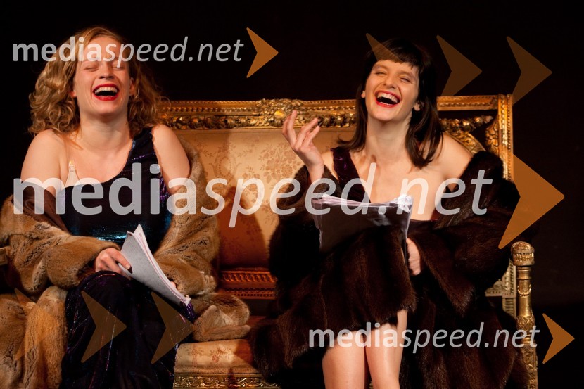 Leja Jurišić in Teja Reba, igralkiZofa, premiera v Mini teatru