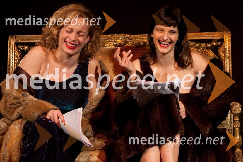 Leja Jurišić in Teja Reba, igralkiZofa, premiera v Mini teatru