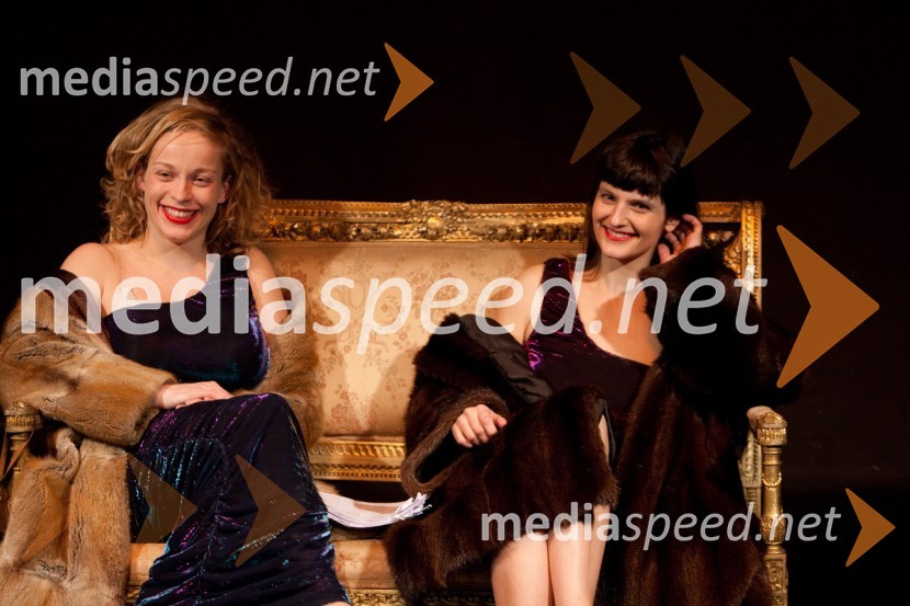 Leja Jurišić in Teja Reba, igralkiZofa, premiera v Mini teatru