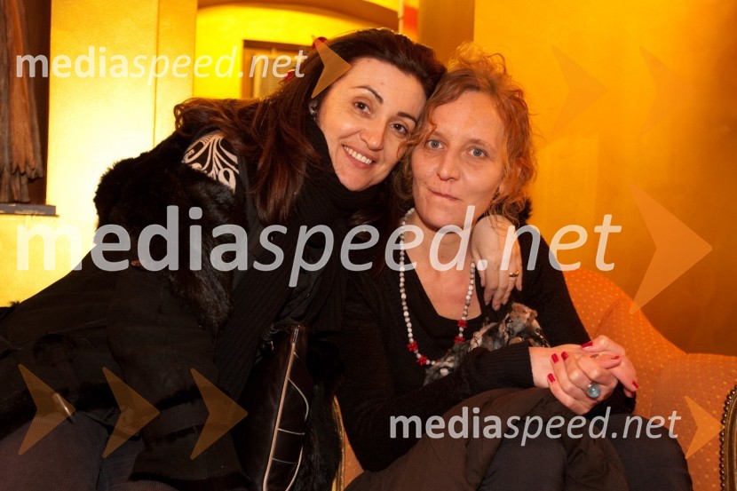 Vesna Brekalo, oblikovalka in Petra Veber, scenografinjaZofa, premiera v Mini teatru