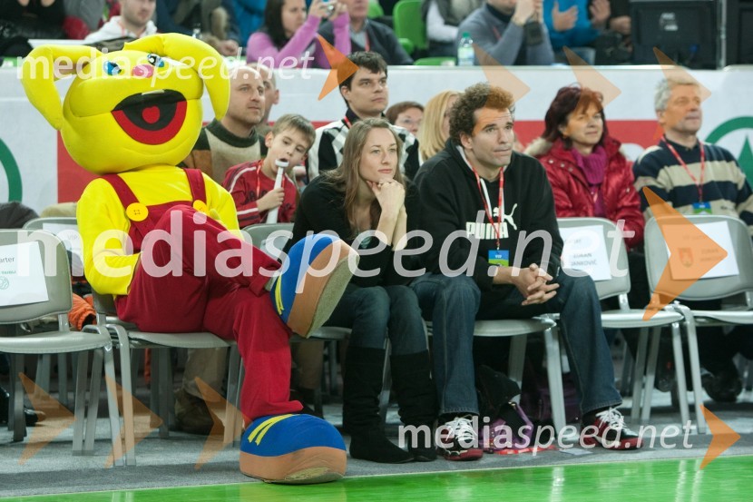 Peter Mankoč, plavalec in punca Triin Aljand, plavalka 	 
	Dan slovenske košarke 2011
