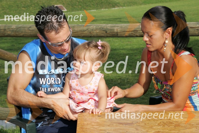 Tomaž Barada, taekwondoist ter kickboksar, njegova žena Bianca Tapilatu Barada in hčerka Tyra4. Rally Škoda Maribor 2006