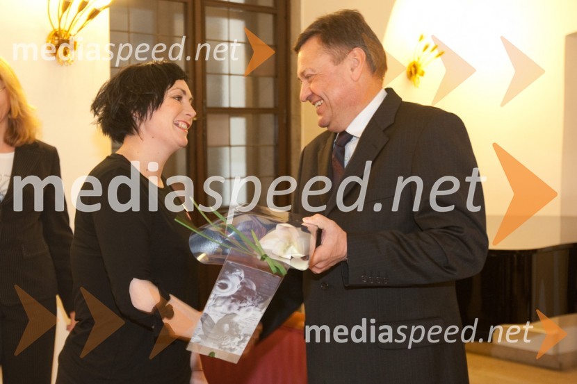 Maksimiljana Ipavec, umetniški vodja Ženskega pevskega zbora Kombinat ter nominiranka za Slovenko leta 2010 in Zoran Janković, župan Mestne občine LjubljanaSlovenka leta 2010, sprejem pri županu Mestne občine Ljubljana
