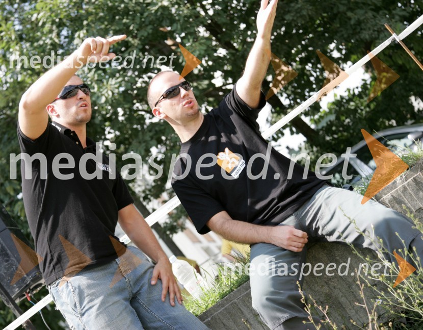 Marko Potrč, moderator Radia City in Matjaž Lovše, audio inženir na radiu Hit4. Rally Škoda Maribor 2006