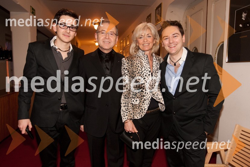 Družina Kozlevčar: Samo, Tomaž, Eva in NinoSlovenka leta 2010 je Petra Majdič - druženje pred dvorano SNG Drama Ljubljana