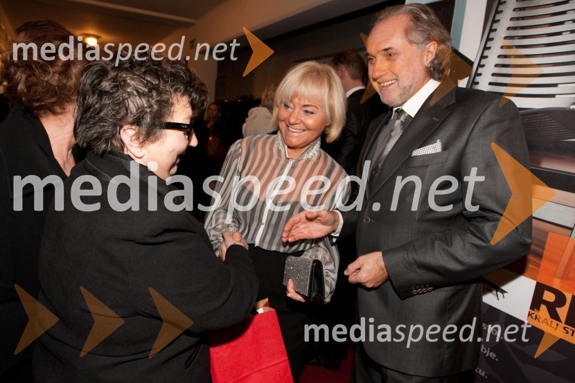 Dragica Petrovič, režiserka, Daniela in Boris Čehovin, uvoznika blagovne znamke EscadaSlovenka leta 2010 je Petra Majdič - druženje pred dvorano SNG Drama Ljubljana