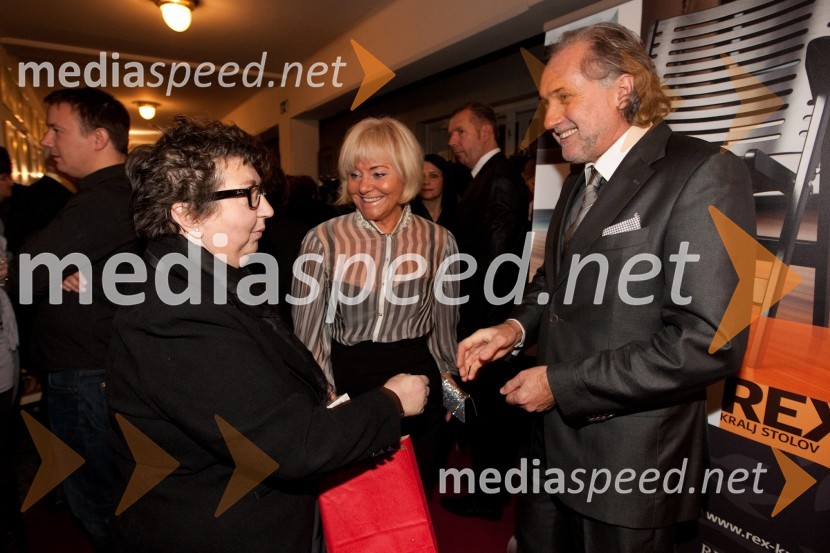 Dragica Petrovič, režiserka, Daniela in Boris Čehovin, uvoznika blagovne znamke EscadaSlovenka leta 2010 je Petra Majdič - druženje pred dvorano SNG Drama Ljubljana