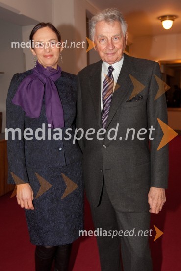 Demeter Bitenc, igralec in spremljevalka Majda PintarSlovenka leta 2010 je Petra Majdič - druženje pred dvorano SNG Drama Ljubljana