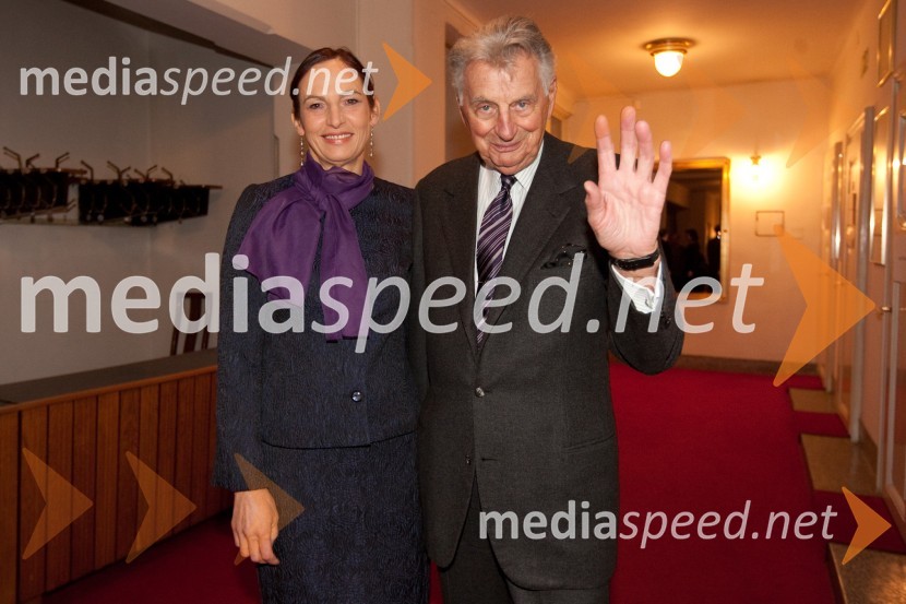 Demeter Bitenc, igralec in spremljevalka Majda PintarSlovenka leta 2010 je Petra Majdič - druženje pred dvorano SNG Drama Ljubljana