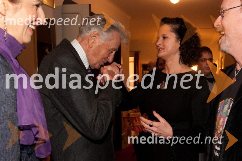 Demeter Bitenc, igralec in Irena Brunec Tebi, kiparkaSlovenka leta 2010 je Petra Majdič - druženje pred dvorano SNG Drama Ljubljana