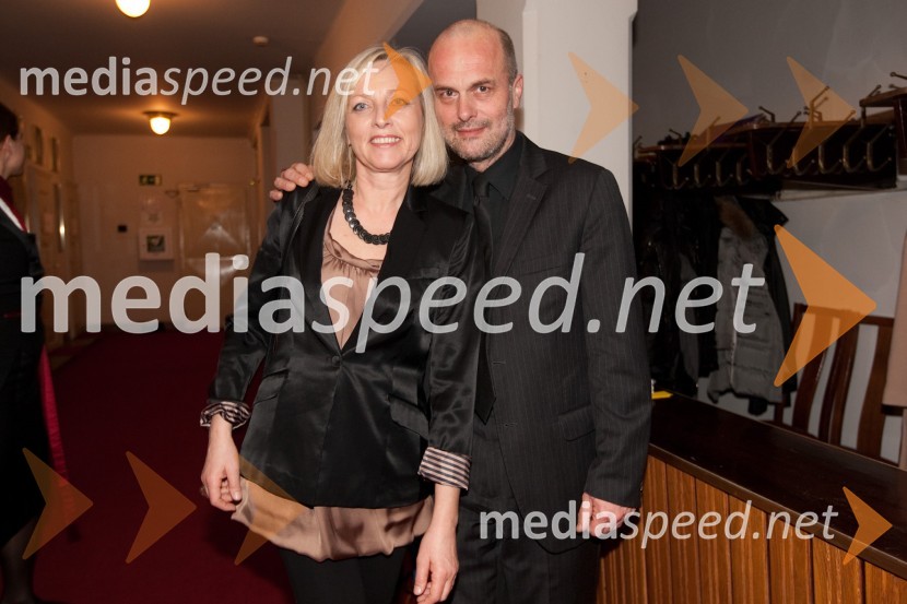 Janez Lombergar, vd direktorja Televizije Slovenija in soproga Barbara Volčič LombergarSlovenka leta 2010 je Petra Majdič - druženje pred dvorano SNG Drama Ljubljana