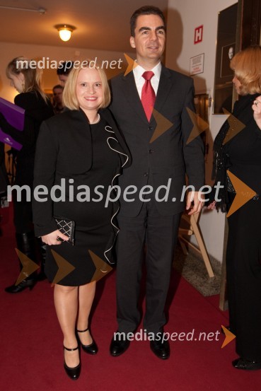 Danilo Tomšič, direktor področja prodaja in marketing v podjetju Mobitel in soproga Andreja Šuštaršič TomšičSlovenka leta 2010 je Petra Majdič - druženje pred dvorano SNG Drama Ljubljana