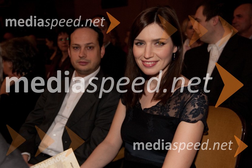 Nataša Pinoza, miss Universe Slovenije 2006 in njen fant Mario Murn 	 
Slovenka leta 2010 je Petra Majdič - druženje pred dvorano SNG Drama Ljubljana