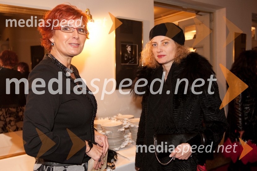 Darinka Pavlič Kamien, vodja službe za odnose z javnostmi pri Telekomu Slovenija in Hermina Kovačič, novinarkaSlovenka leta 2010 je Petra Majdič - druženje pred dvorano SNG Drama Ljubljana