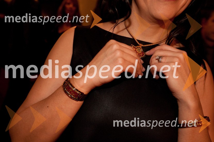 Benka Pulko, kolumnistka ter Slovenka leta 2003 	Slovenka leta 2010 je Petra Majdič - druženje pred dvorano SNG Drama Ljubljana