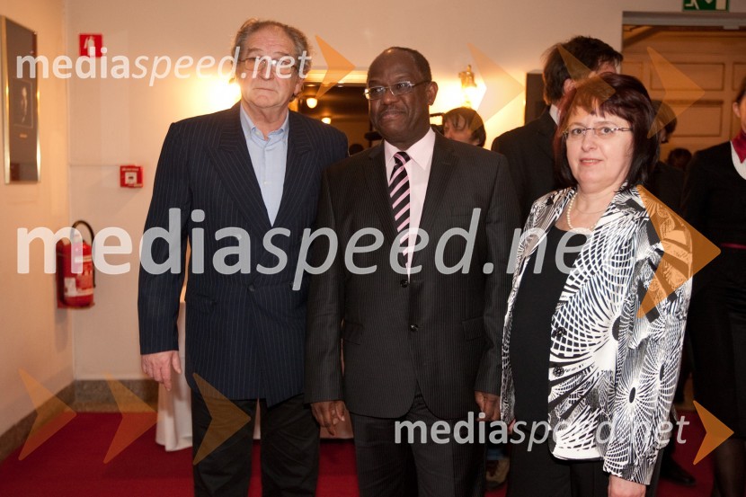 Ivo Ban, ravnatelj SNG Drama Ljubljana, dr. Peter Bossman, župan občine Piran in soprogaSlovenka leta 2010 je Petra Majdič - druženje pred dvorano SNG Drama Ljubljana