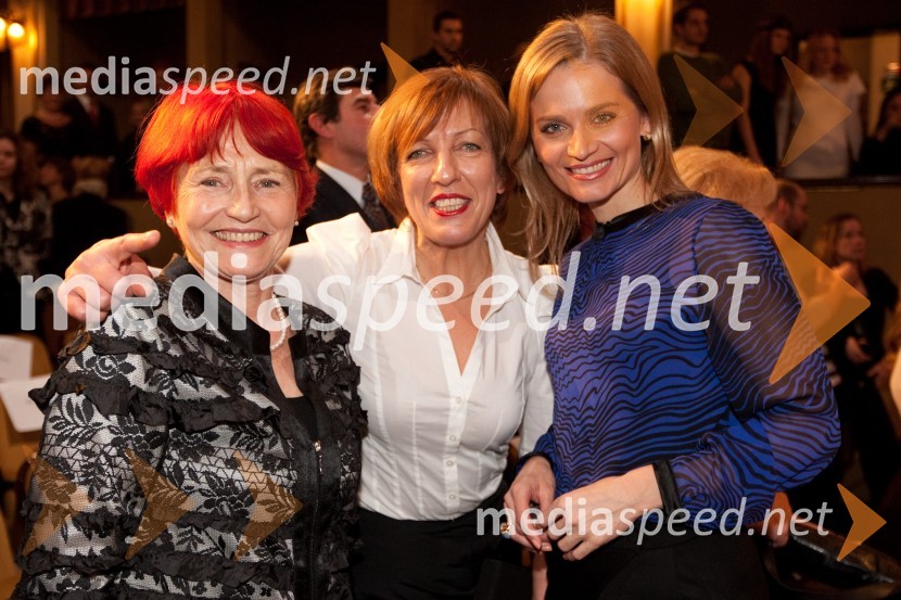 Dr. Mojca Senčar, predsednica Slovenskega združenja za boj proti raku dojk ter Slovenka leta 2005, Vika Potočnik, nekdanja županja Ljubljane ter Slovenka leta 1989 in Katarina Kresal, ministrica za notranje zadeve ter Slovenka leta 2009Slovenka leta 2010 je Petra Majdič - druženje pred dvorano SNG Drama Ljubljana