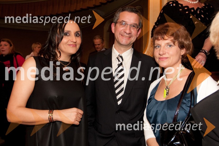 Benka Pulko, kolumnistka ter Slovenka leta 2003, Rajmond Debevec, strelec z malokalibrsko puško in soproga MetkaSlovenka leta 2010 je Petra Majdič - druženje pred dvorano SNG Drama Ljubljana