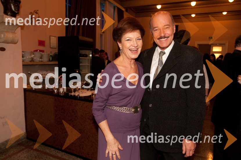 Elza Budau, pevka in Rok Lasan, modni režiser in scenarist ter nekdanji manekenSlovenka leta 2010 je Petra Majdič - druženje pred dvorano SNG Drama Ljubljana