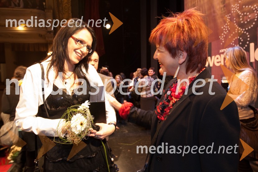 Dr. Marinka Vovk, inovatorka ter nominiranka za Slovenko leta 2010 in Majda Širca, ministrica za kulturoSlovenka leta 2010 je Petra Majdič - druženje pred dvorano SNG Drama Ljubljana