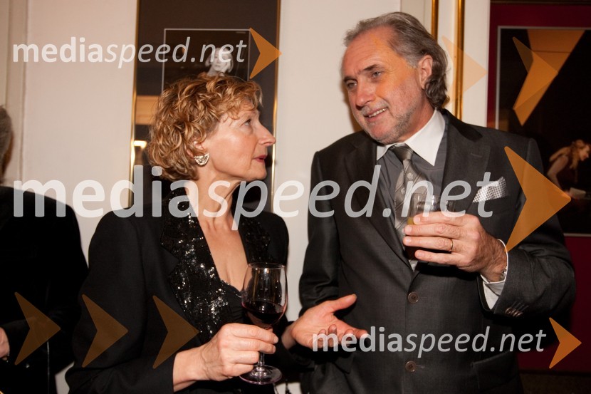 Bernarda Lasan, podpredsednica Kluba Korošcev v Ljubljani in Boris Čehovin, uvoznik blagovne znamke EscadaSlovenka leta 2010 je Petra Majdič - druženje pred dvorano SNG Drama Ljubljana