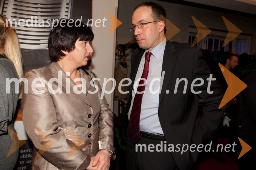 Ljudmila Novak, poslanka Evropskega parlamenta in Leo Oblak, predsednik uprave Infonet MediaSlovenka leta 2010 je Petra Majdič - druženje pred dvorano SNG Drama Ljubljana