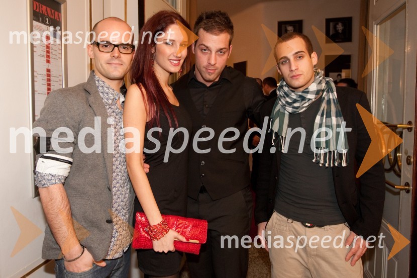 Anamarija Avbelj, Miss Universe Slovenije 2008 s fantom in prijateljiSlovenka leta 2010 je Petra Majdič - druženje pred dvorano SNG Drama Ljubljana