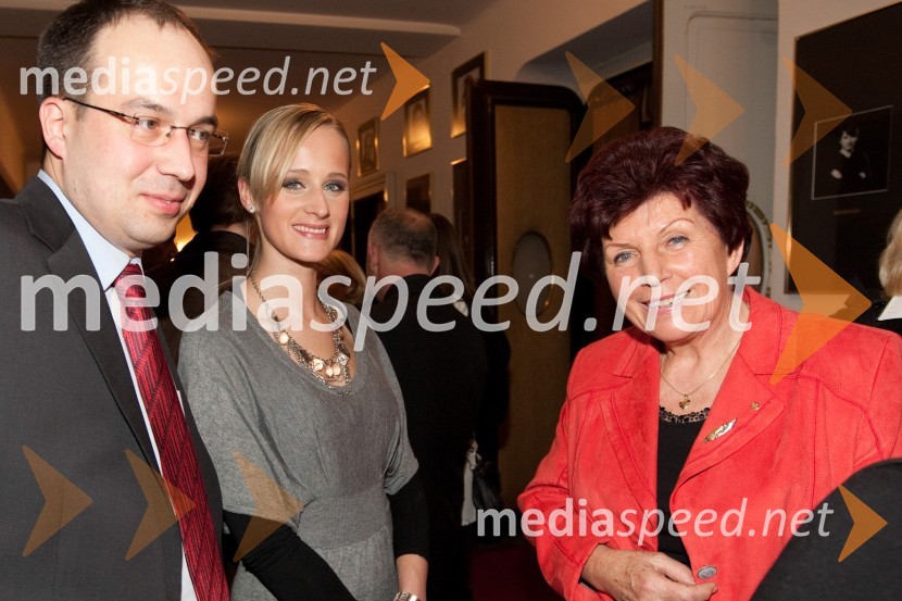 Leo Oblak, predsednik uprave Infonet Media, Daniela Bervar, vodja Cotrugli Business School Slovenija in Zdenka Cerar, nekdanja pravosodna ministrica in generalna tožilkaSlovenka leta 2010 je Petra Majdič - druženje pred dvorano SNG Drama Ljubljana