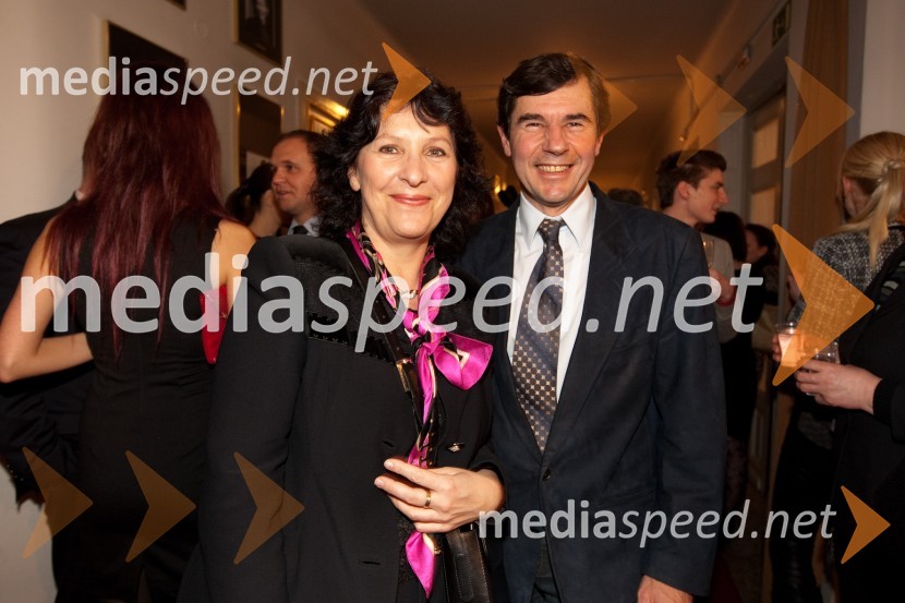 Mag. Lilijana Kornhauser Cerar, pediatrinja in Slovenka leta 2007 in soprog Igor CerarSlovenka leta 2010 je Petra Majdič - druženje pred dvorano SNG Drama Ljubljana