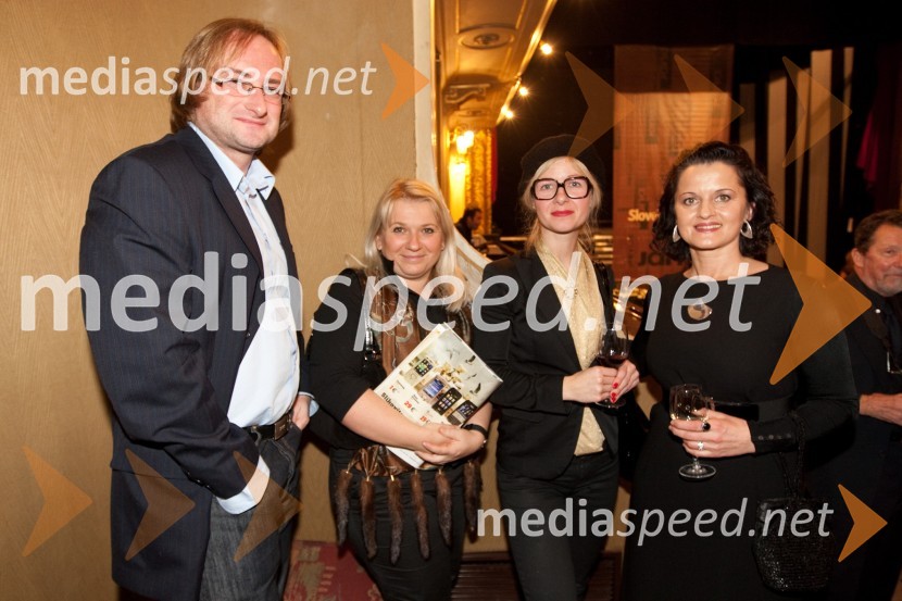 Igor Banfi, soproga Tatjana Lainščak Banfi, Natalija Pihler, profesorica nemščine in Irena Brunec Tebi, kiparkaSlovenka leta 2010 je Petra Majdič - druženje pred dvorano SNG Drama Ljubljana