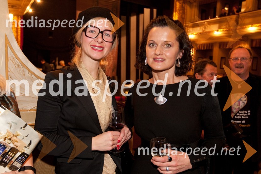 Natalija Pihler, profesorica nemščine in Irena Brunec Tebi, kiparkaSlovenka leta 2010 je Petra Majdič - druženje pred dvorano SNG Drama Ljubljana