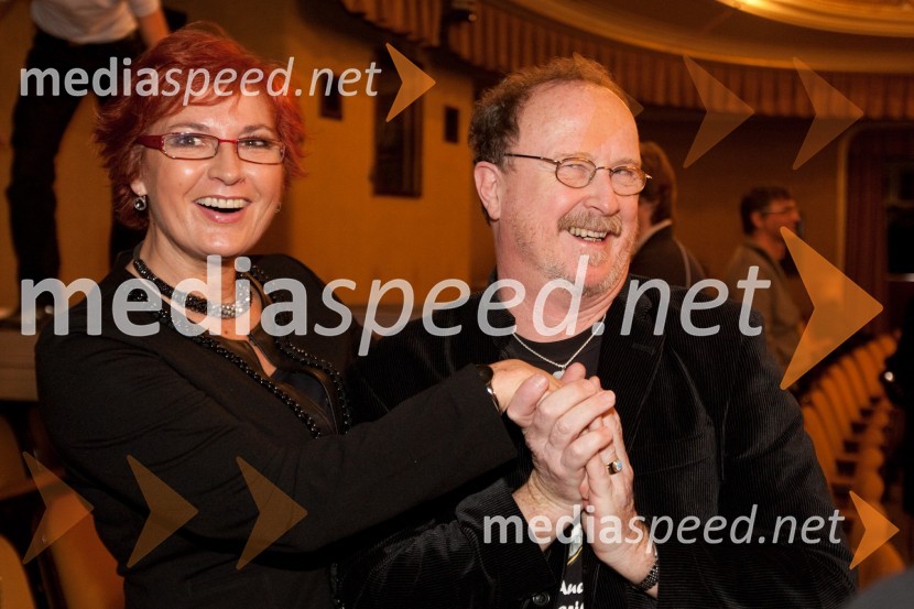 Darinka Pavlič Kamien, vodja službe za odnose z javnostmi pri Telekomu Slovenija in Tomaž Domicelj, glasbenikSlovenka leta 2010 je Petra Majdič - druženje pred dvorano SNG Drama Ljubljana