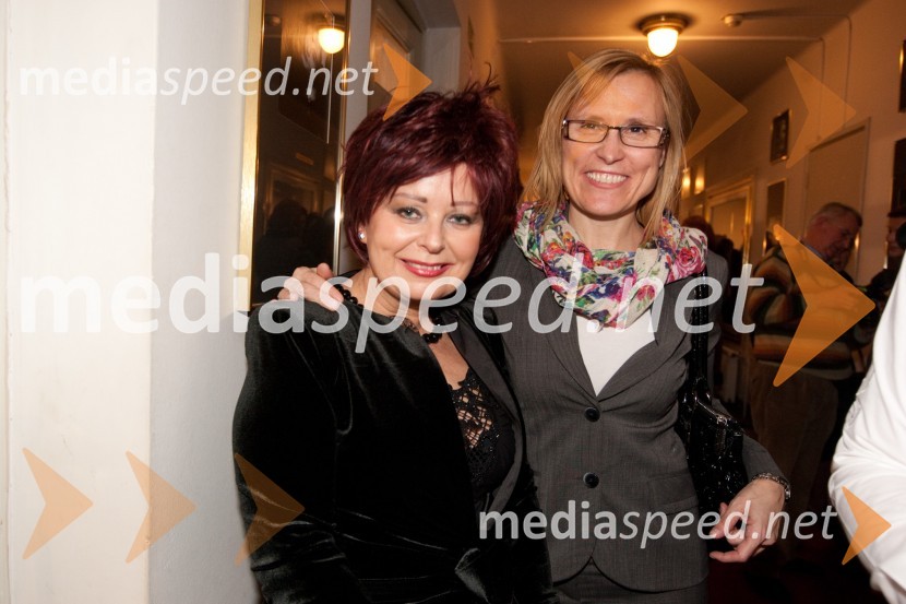Zdenka Kahne, lastnica in direktorica kozmetike Kahne in mag. Cvetka Žirovnik, pomočnica generalnega direktorja RTV Slovenija za organizacijo, kadre in izobraževanjeSlovenka leta 2010 je Petra Majdič - druženje pred dvorano SNG Drama Ljubljana