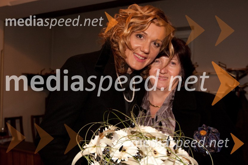 Petra Majdič, smučarska tekačica ter Slovenka leta 2010 in mama VeraSlovenka leta 2010 je Petra Majdič - druženje pred dvorano SNG Drama Ljubljana