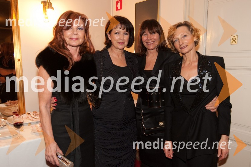 Darja Kuhar Kotnik s prijateljicamiSlovenka leta 2010 je Petra Majdič - druženje pred dvorano SNG Drama Ljubljana