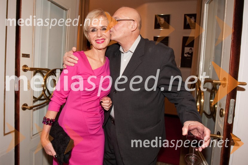 Metka Premerl, slavistka in Vasilij Vasko Polič, vrhovni sodnikSlovenka leta 2010 je Petra Majdič - druženje pred dvorano SNG Drama Ljubljana