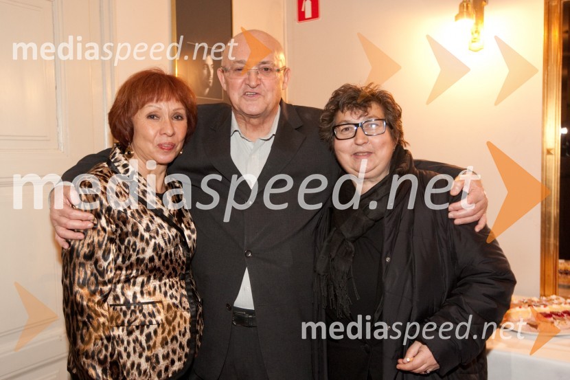 Olga Rems, televizijska voditeljica, Vasilij Vasko Polič, vrhovni sodnik in Dragica Petrovič, režiserkaSlovenka leta 2010 je Petra Majdič - druženje pred dvorano SNG Drama Ljubljana