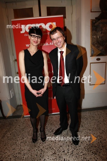 Irena Kolenc, služba za odnose z javnostmi Delo Revije, d. d. in Aleš Černigoj, pomočnik direktorja marketinga Delo Revije d.d.Slovenka leta 2010 je Petra Majdič - druženje pred dvorano SNG Drama Ljubljana