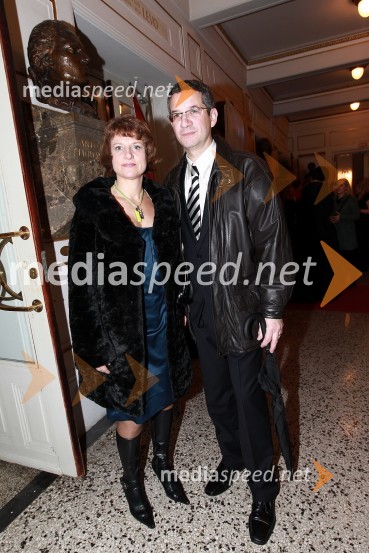 Rajmond Debevec, strelec z malokalibrsko puško in soproga MetkaSlovenka leta 2010 je Petra Majdič - druženje pred dvorano SNG Drama Ljubljana