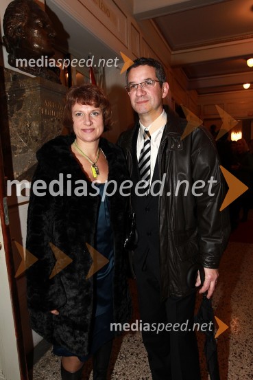 Rajmond Debevec, strelec z malokalibrsko puško in soproga MetkaSlovenka leta 2010 je Petra Majdič - druženje pred dvorano SNG Drama Ljubljana