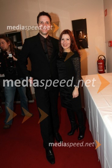Stipe Jerič, direktor produkcije in strateškega razvoja RTS in Jana Ujčič, novinarka ter voditeljica na RTSSlovenka leta 2010 je Petra Majdič - druženje pred dvorano SNG Drama Ljubljana