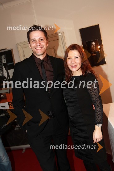 Stipe Jerič, direktor produkcije in strateškega razvoja RTS in Jana Ujčič, novinarka ter voditeljica na RTSSlovenka leta 2010 je Petra Majdič - druženje pred dvorano SNG Drama Ljubljana