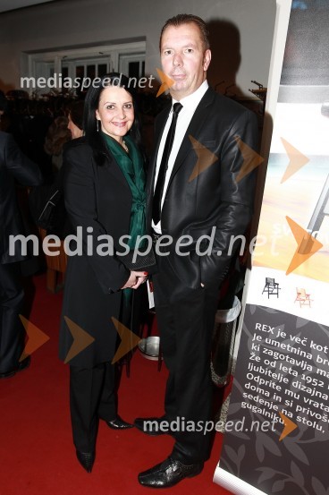 Nevenka Murovec in Gianni Rijavec, pevecSlovenka leta 2010 je Petra Majdič - druženje pred dvorano SNG Drama Ljubljana