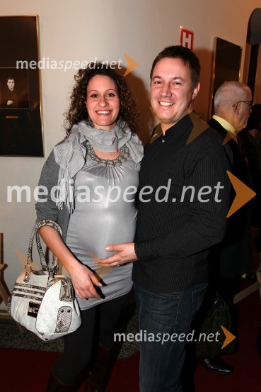 Jure Tepina in soproga MajaSlovenka leta 2010 je Petra Majdič - druženje pred dvorano SNG Drama Ljubljana