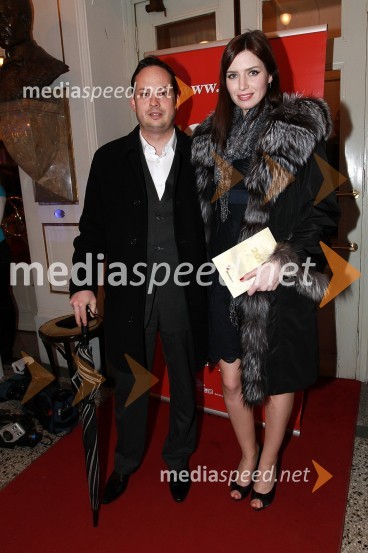 Nataša Pinoza, miss Universe Slovenije 2006 in njen fant Mario MurnSlovenka leta 2010 je Petra Majdič - druženje pred dvorano SNG Drama Ljubljana